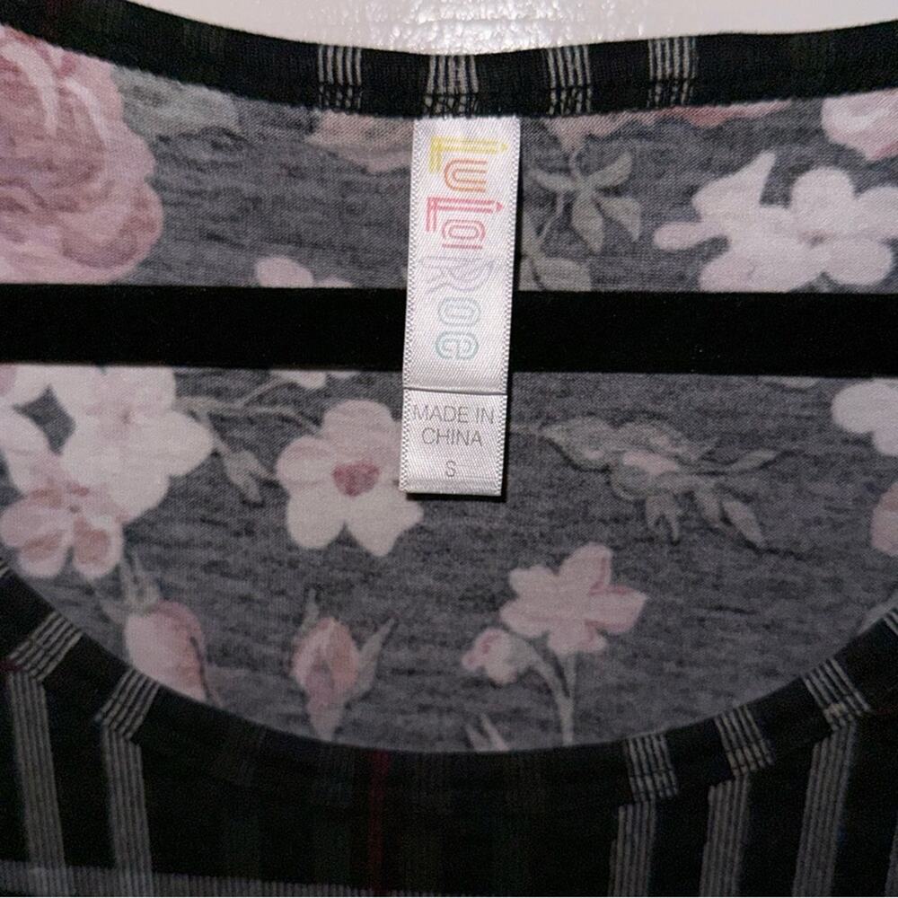 LuLaRoe Black Plaid Tee with Pink Floral Sleeves and Back Sz Small - Picture 3 of 3